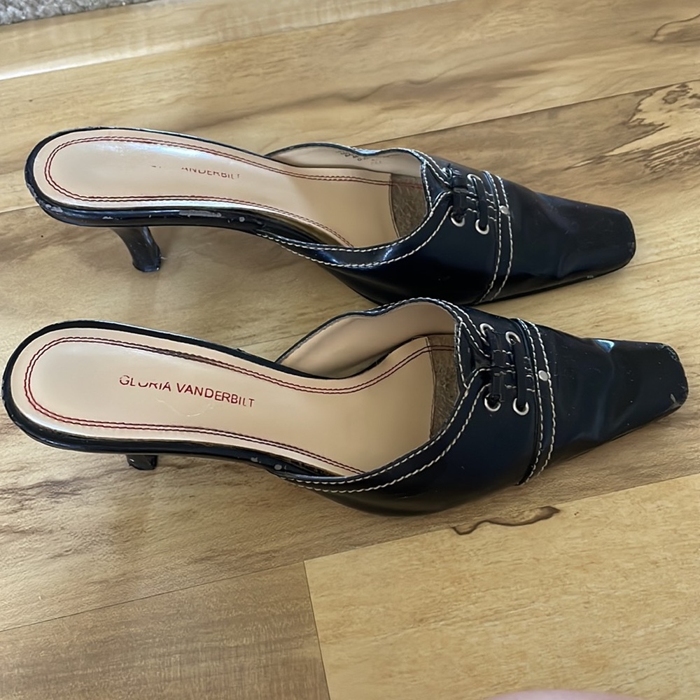 Pointed Toe Heels - Picture 3 of 4
